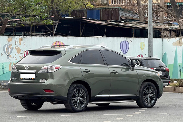 Hiện nay, trên thị trường xe cũ tại Việt Nam, giá xe Lexus RX350 2009 dao động dưới 1 tỷ đồng, tùy thuộc vào tình trạng sử dụng và quãng đường di chuyển. Mới đây, một chiếc Lexus RX350 2009 màu xanh bộ đội với quãng đường khoảng 14 vạn km đã được rao bán với mức giá hơn 700 triệu đồng.
