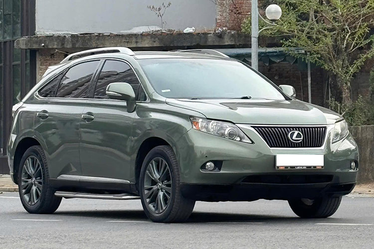 Dòng xe SUV hạng sang Lexus RX350 đời 2009 từ lâu đã khẳng định được vị thế trong phân khúc nhờ sự kết hợp giữa thiết kế sang trọng, khả năng vận hành mạnh mẽ và sự bền bỉ đến từ thương hiệu xe sang Nhật bản. Đặc biệt, mức giữ giá hợp lý không bị lỗ dù đã sang tay luôn được nhiều người tin dùng.