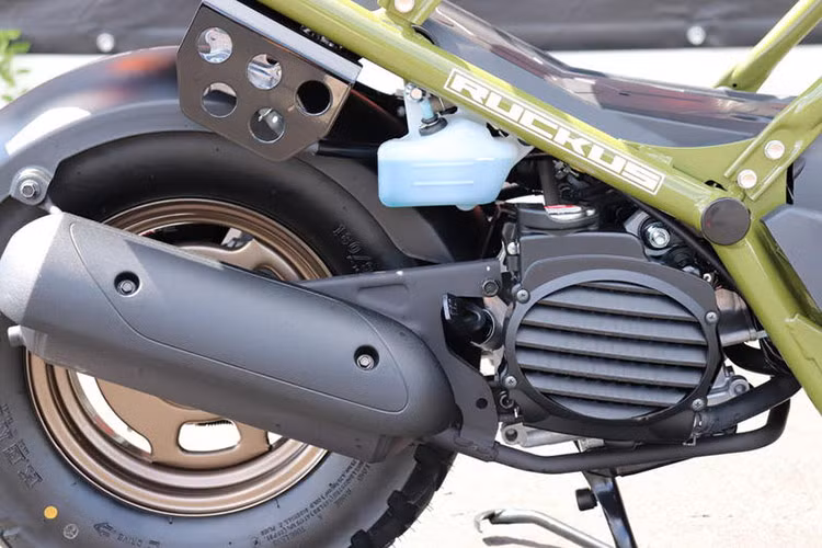 Honda Ruckus 2025 sở hữu bình xăng với dung tích 5 lít và trọng lượng ướt chỉ nặng 88 kg, dễ kiểm soát và sử dụng cho cả phái nữ.
