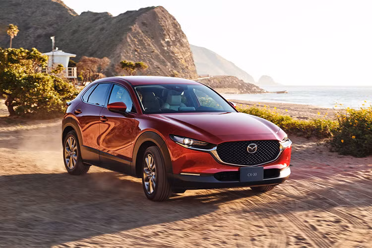 Mazda Viet Nam giam gia, tang 100% phi truoc ba cho khach mua xe-Hinh-3