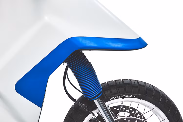 Honda X-ADV sở hữu khối động cơ xy-lanh dôi dung tích 750 cc cùng hộp số tự động ly hợp kép DCT vốn đã quá đủ để sử dụng với mức công suất tối đa 54 mã lực. Deus đã thay thế hệ thống ống xả nguyên bản thành ống xả SC Project nhỏ gọn và nhẹ nhàng hơn, đồng thời giúp tăng công suất động cơ lên đôi chút.