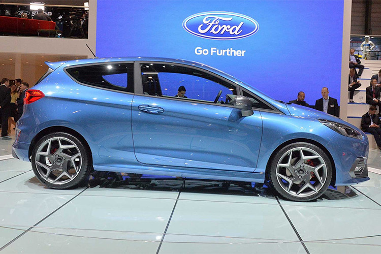 Về ngoại hình, thiết kế của Fiesta ST phiên bản 2018 có một số thay đổi khiến chiếc xe nổi bật hơn so với phiên bản thường. Trong đó, chiếc xe sở hữu lưới tản nhiệt đặc biệt, cản trước và sau mang phong cách thể thao hơn, bộ mâm 5 cánh kép xoắn đẹp mắt cùng cánh đuôi trên nắp cửa kính.