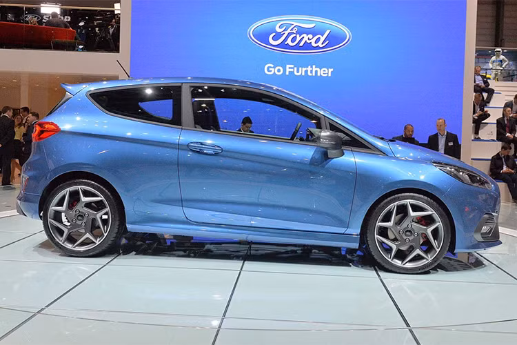 Về ngoại hình, thiết kế của Fiesta ST phiên bản 2018 có một số thay đổi khiến chiếc xe nổi bật hơn so với phiên bản thường. Trong đó, chiếc xe sở hữu lưới tản nhiệt đặc biệt, cản trước và sau mang phong cách thể thao hơn, bộ mâm 5 cánh kép xoắn đẹp mắt cùng cánh đuôi trên nắp cửa kính.