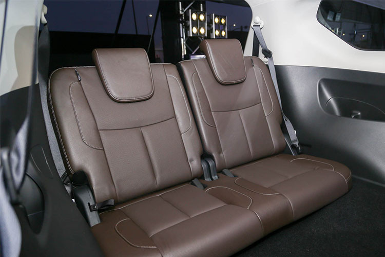 Xe sở hữu hệ thống treo xương đòn kép trước và lò xo trụ 5 liên kết đằng sau. Công nghệ truyền động của xe bao gồm hệ thống khóa 4WD-DIFF, hỗ trợ khởi hành ngang dốc và hỗ trợ đổ đèo. Các tính năng an toàn nổi bật bao gồm 6 túi khí, cảnh báo chệch làn đường, cảnh báo điểm mù, quan sát toàn cảnh thông minh với tính năng phát hiện vật thể chuyển động và gương chiếu hậu thông minh.