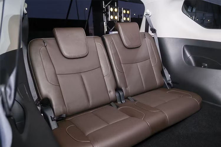 Xe sở hữu hệ thống treo xương đòn kép trước và lò xo trụ 5 liên kết đằng sau. Công nghệ truyền động của xe bao gồm hệ thống khóa 4WD-DIFF, hỗ trợ khởi hành ngang dốc và hỗ trợ đổ đèo. Các tính năng an toàn nổi bật bao gồm 6 túi khí, cảnh báo chệch làn đường, cảnh báo điểm mù, quan sát toàn cảnh thông minh với tính năng phát hiện vật thể chuyển động và gương chiếu hậu thông minh.