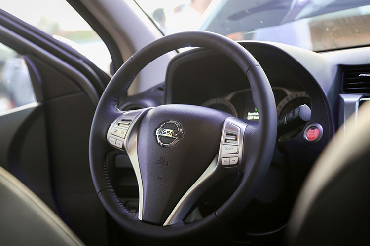 Theo hãng xe ôtô Nissan, Terra 2018 có không gian nội thất rộng nhất phân khúc với hàng ghế sau có thể gập phẳng xuống sàn. Ở những bản trang bị cao cấp, xe sẽ có nội thất bọc da, ghế lái chỉnh điện 8 hướng, điều hòa tự động 2 vùng và hệ thống thông tin giải trí hỗ trợ kết nối Apple CarPlay.