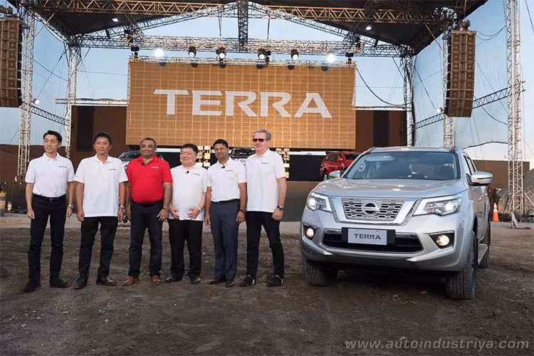 Hãng xe Nhật bản đã chính thức giới thiệu mẫu SUV 7 chỗ Nissan Terra 2018 mới với thị trường Philippines nói riêng và Đông Nam Á nói chung. Tại thị trường Philippines, Nissan Terra 2018 được chia thành 5 bản trang bị khác nhau, bao gồm 2.5L Mid 4x2 6MT, 2.5L Mid 4x2 7AT, 2.5L High 4x2 7AT, Premium 4x2 7AT và 2.5L Premium 4x4 7AT.