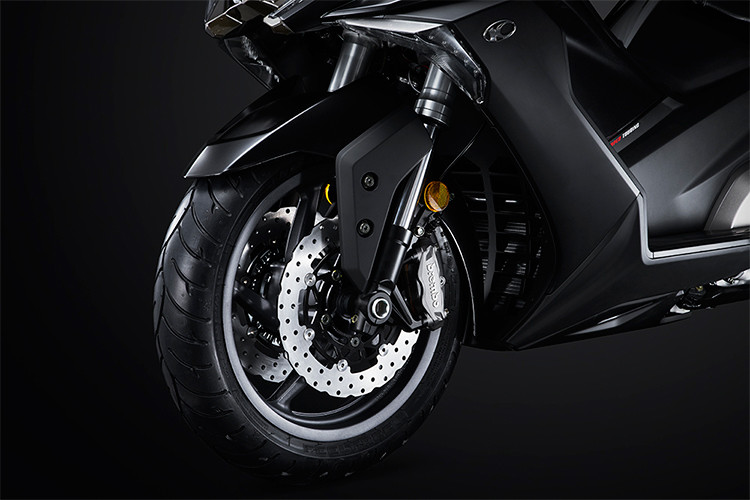 Trên mẫu xe tay ga phân khối lớn AK550 phiên bản mới này, nó được hãng xe máy Kymco trang bị hệ thống treo cực chất với cặp phuộc hành trình ngược (upside-down) có đường kính 41mm, xe sử dụng vành 5 chấu cùng phanh đĩa đôi phía trước cỡ 280mm của thương hiệu Brembo.