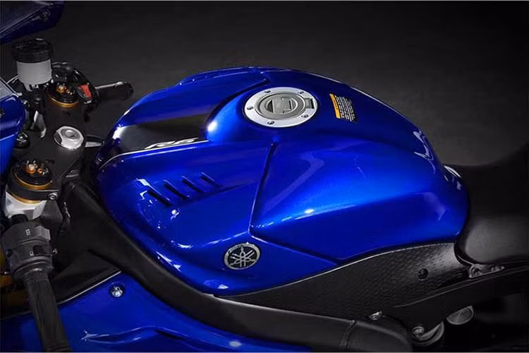 Với R6 thế hệ mới, Yamaha đã tổng hợp thiết kế của 2 "đàn anh" là mẫu xe đua MotoGP M1 và superbike R1 để tạo ra kiểu dáng cho xe. Điều này được thể hiện rõ nhất ở phần đầu: nếu như bỏ đi các đèn pha và đèn LED ban ngày theo phong cách R1, phía trước của R6 với khe hút gió chính giữa sẽ gần như y hệt M1