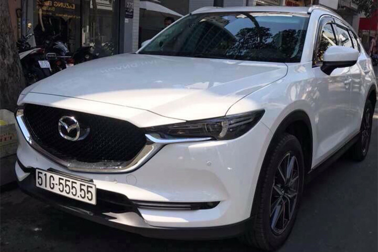 Được biết, chủ xe đã mua chiếc Mazda CX-5 2018 mới vào đầu năm nay, sau khi bấm được biển số đẹp như trên đã ngay lập tức “sang tay” và sau đó chiếc xe được rao bán trên mạng với giá bán gần 2,4 tỷ đồng. Tất nhiên mức giá này chủ yếu được bán kèm với biển số 51G-555.55.