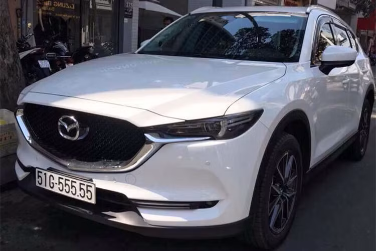 Được biết, chủ xe đã mua chiếc Mazda CX-5 2018 mới vào đầu năm nay, sau khi bấm được biển số đẹp như trên đã ngay lập tức “sang tay” và sau đó chiếc xe được rao bán trên mạng với giá bán gần 2,4 tỷ đồng. Tất nhiên mức giá này chủ yếu được bán kèm với biển số 51G-555.55.