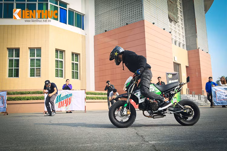 Những cú watch tower (bốc đầu thẳng đứng trong khi stunter đứng lên), drift, đốt lốp... đều được các thí sinh biểu diễn khá thuần thục.