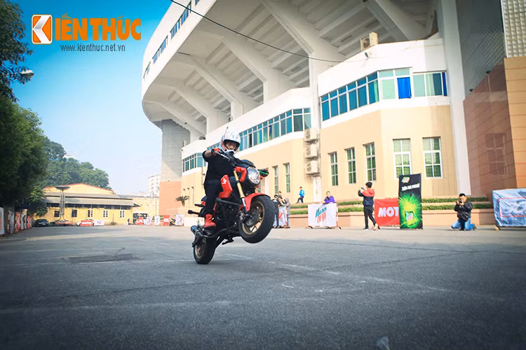 Mỗi thí sinh trải qua bài trình diễn 4 phút nhằm phô diễn các kỹ năng cơ bản nhất của bộ môn stunt như bốc đầu, bốc đuôi, đốt lốp, gác chân qua tay lái, ngồi lên bình xăng, đứng lên yên xe,…