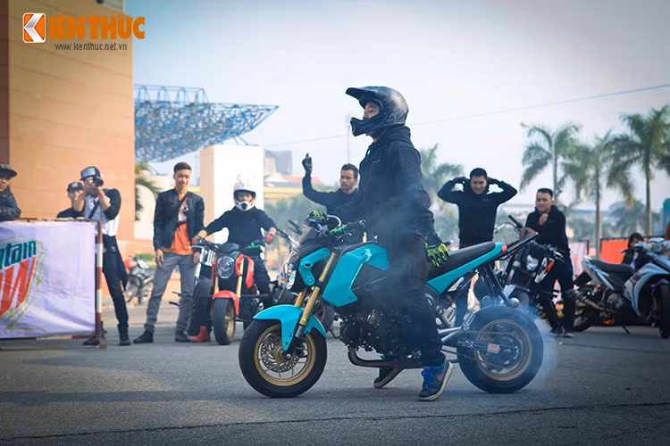 Sáng 3/1, vòng loại khu vực phía Bắc của cuộc thi Motul Stunt Fest 2016 chính thức khởi tranh tại sân vận động Quần Ngựa, Hà Nội với sự tham gia của 9 thí sinh. Điều khá đặc biệt là tất cả họ đều đến từ Clb Hanoi Stunt Riders.