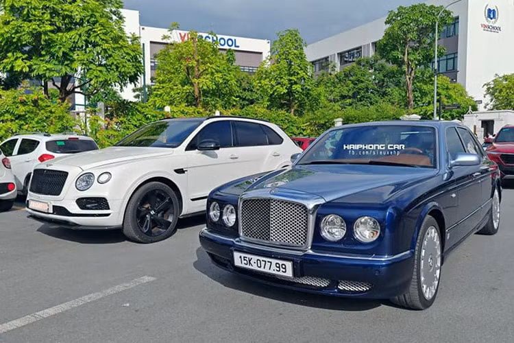 Mới đây, trên mạng xã hội đã lan truyền hình ảnh buổi họp phụ huynh tại 1 trong các ngôi trường đắt đỏ nhất ở Thành phố Hải Phòng, quy tụ hàng trăm xe ôtô đỗ kín sân trường, đáng chú ý, trong số này có 1 đại gia mang dàn xế hộp 60 tỷ đi họp phụ huynh cho con và người thân.