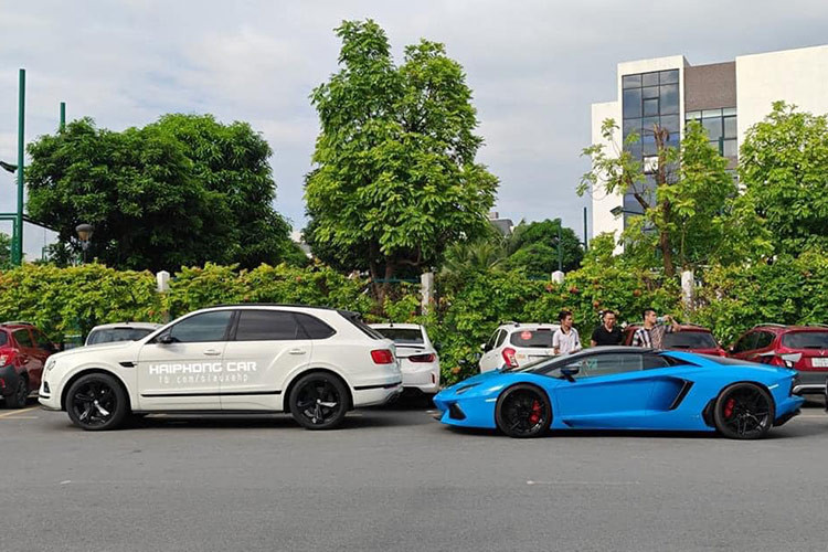 Theo tìm hiểu, doanh nhân này chính là người sở hữu chiếc siêu xe Koenigsegg CCX độc nhất Việt Nam, trong lần này, đại gia này mang Lamborghini Aventador LP700-4 mui trần, Bentley Continental GT V8, Bentley Arnage, Bentley Bentayga. Đây chỉ là phần nhỏ trong bộ sưu tập siêu xe khủng của đại gia này,