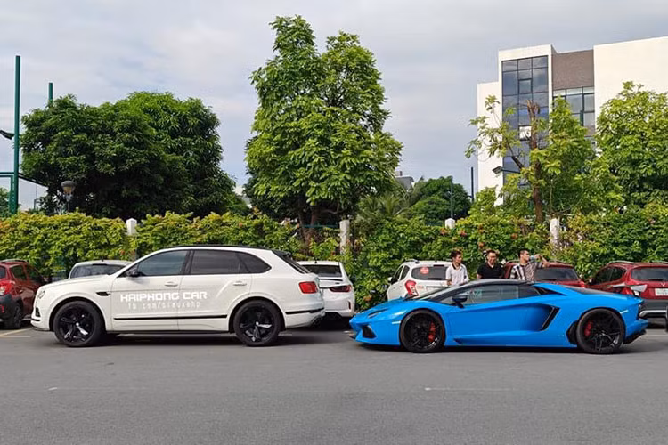 Theo tìm hiểu, doanh nhân này chính là người sở hữu chiếc siêu xe Koenigsegg CCX độc nhất Việt Nam, trong lần này, đại gia này mang Lamborghini Aventador LP700-4 mui trần, Bentley Continental GT V8, Bentley Arnage, Bentley Bentayga. Đây chỉ là phần nhỏ trong bộ sưu tập siêu xe khủng của đại gia này,