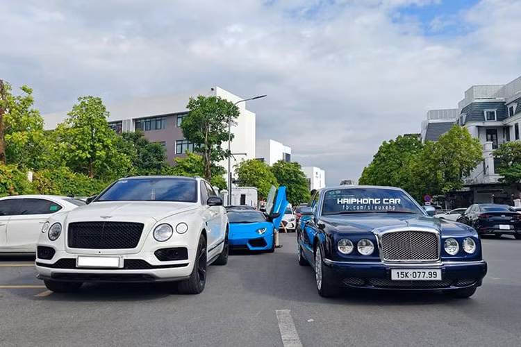 Tiếp đến là 2 chiếc xe Bentley khác bao gồm Arnage sơn màu xanh sọc bạc, và chiếc Bentayga màu trắng cùng mâm và nhiều chi tiết sơn đen ấn tượng. Cung cấp sức mạnh cho mẫu siêu sang Bentley Arnage của đại gia Hải Phòng là khối động cơ V8, dung tích 6.75 lít, sản sinh ra công suất tối đa 450 mã lực tại vòng tua máy 4.100 vòng/phút và mô men xoắn cực đại 875 Nm tại vòng tua 1.800 vòng/phút.