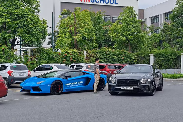 Nổi bật nhất trong đoàn siêu xe khủng đi họp phụ huynh này là chiếc siêu xe mui trần Lamborghini Aventador LP700-4 Roadster đầu tiên được nhập khẩu về Việt Nam, xe nguyên bản mang màu đỏ, nhưng hiện tại sơn màu xanh, cùng mui đen rất đẹp mắt. Phần mui của xe được chia làm 2 mảnh, có thể tháo lắp dễ dàng để biến thành xe mui trần, hoặc ngược lại, mui xe sau khi tháo sẽ được cất ở cốp phía trước.