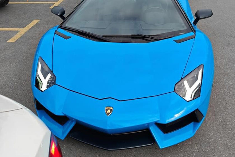 Sức mạnh được truyền tới cả bốn bánh thông qua hộp số tự động 7 cấp ISR, nhờ đó, phiên bản Lamborghini Aventador LP700-4 Roadster có thể tăng tốc từ vị trí xuất phát lên 100 km/h trong thời gian 2,9 giây trước khi đạt vận tốc tối đa 349 km/h. Được biết, chiếc xe trong bài viết này đã được thay hệ thống ống xả độ.