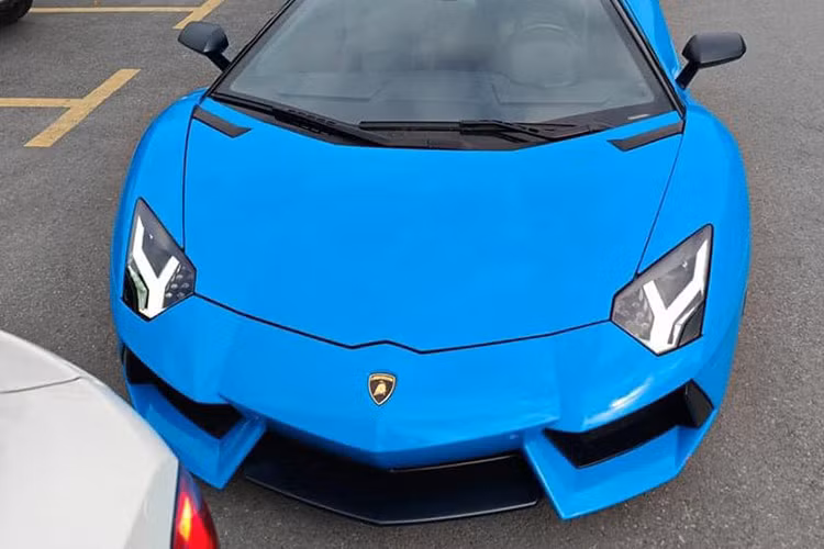 Sức mạnh được truyền tới cả bốn bánh thông qua hộp số tự động 7 cấp ISR, nhờ đó, phiên bản Lamborghini Aventador LP700-4 Roadster có thể tăng tốc từ vị trí xuất phát lên 100 km/h trong thời gian 2,9 giây trước khi đạt vận tốc tối đa 349 km/h. Được biết, chiếc xe trong bài viết này đã được thay hệ thống ống xả độ.