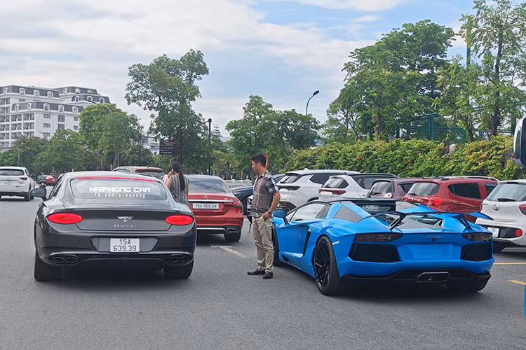 Động cơ của Bentley Continental GT V8 thế hệ mới là trái tim V8, dung tích 4.0L lít, tăng áp kép, sản sinh ra công suất tối đa 542 mã lực và mô-men xoắn cực đại 770 Nm. Động cơ kết hợp cùng hộp số tự động 8 cấp, nhờ đó mà chiếc Coupe siêu sang có thể đua nước rút từ vị trí xuất phát lên 100 km/h chỉ trong thời gian 4 giây, vận tốc tối đa 319 km/h.