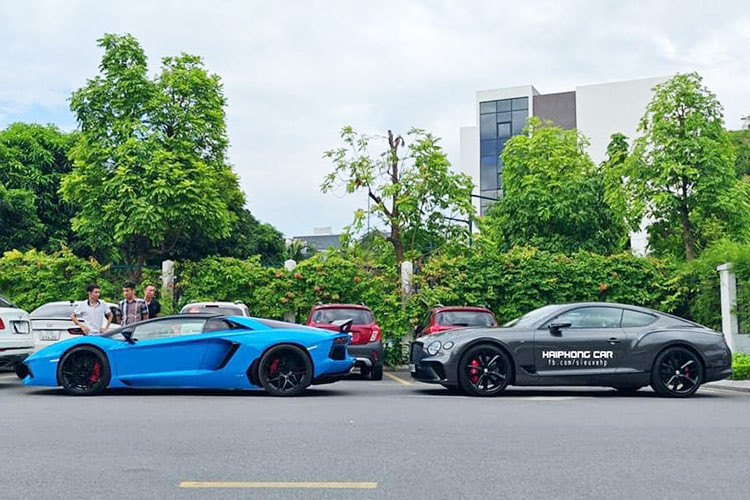 Ngoài chiếc siêu xe Lamborghini Aventador LP700-4 Roadster, dàn xe gần 60 tỷ của đại gia Hải Phòng còn có 3 chiếc xe Bentley, thuộc các biến thể như coupe siêu sang có đại diện là Continental GT V8 đời mới nhất, xe sở hữu biển cặp thần tài nhỏ. Xe có ngoại thất sơn màu Silver Magnetic đi kèm với bộ mâm 22 inch 5 chấu kép sơn đen mờ do bộ phận Mulliner phát triển cùng kẹp phanh màu đỏ nổi bật.