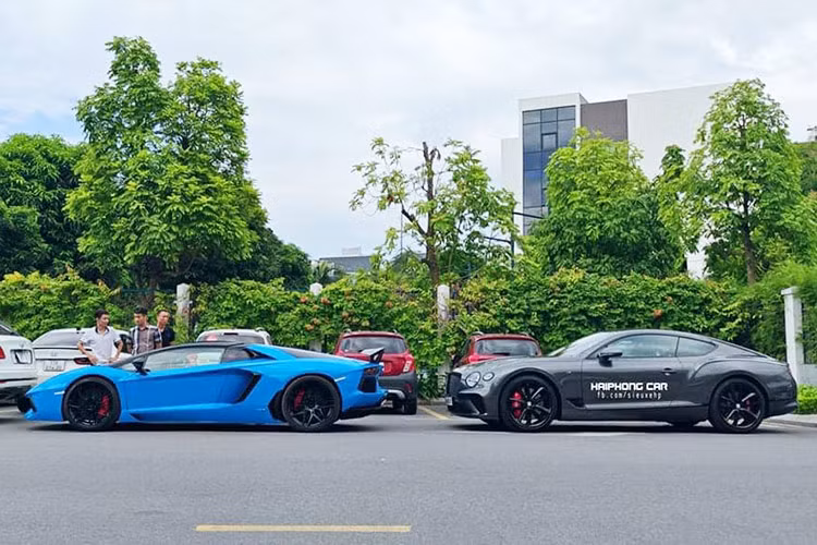 Ngoài chiếc siêu xe Lamborghini Aventador LP700-4 Roadster, dàn xe gần 60 tỷ của đại gia Hải Phòng còn có 3 chiếc xe Bentley, thuộc các biến thể như coupe siêu sang có đại diện là Continental GT V8 đời mới nhất, xe sở hữu biển cặp thần tài nhỏ. Xe có ngoại thất sơn màu Silver Magnetic đi kèm với bộ mâm 22 inch 5 chấu kép sơn đen mờ do bộ phận Mulliner phát triển cùng kẹp phanh màu đỏ nổi bật.