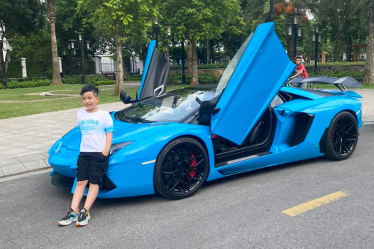 Siêu xe Lamborghini Aventador LP700-4 mui trần của đại gia Hải Phòng sử dụng khối động cơ V12, dung tích 6.5 lít, sản sinh công suất tối đa 700 mã lực tại vòng tua máy 8.250 vòng/phút và mô-men xoắn cực đại 690 Nm tại vòng tua máy 5.500 vòng/phút.