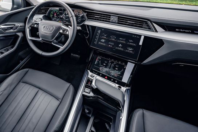 Ốp điều khiển trung tâm nằm ở phần mở rộng giữa 2 ghế. Nổi lên ở giữa là khu tựa tay với tích hợp cần chuyển số trong đó người lái xe chỉ cần vận hành bằng ngón tay cái và ngón trỏ. Sự nhẹ nhàng và hiệu suất vận hành được hợp nhất làm một. Khoang điều khiển hơi nghiêng về phía người lái, hai màn hình MMI cảm ứng cũng hướng về phía người lái.