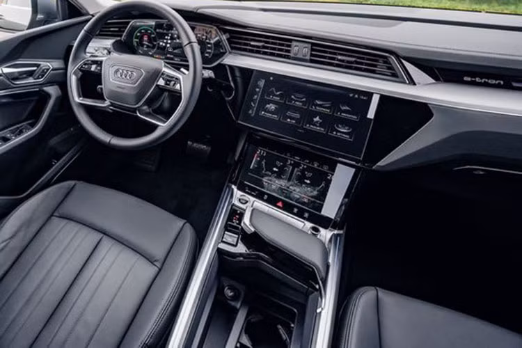 Ốp điều khiển trung tâm nằm ở phần mở rộng giữa 2 ghế. Nổi lên ở giữa là khu tựa tay với tích hợp cần chuyển số trong đó người lái xe chỉ cần vận hành bằng ngón tay cái và ngón trỏ. Sự nhẹ nhàng và hiệu suất vận hành được hợp nhất làm một. Khoang điều khiển hơi nghiêng về phía người lái, hai màn hình MMI cảm ứng cũng hướng về phía người lái.