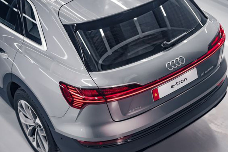 Thiết kế đặc biệt cho phần ngưỡng cửa với phần ốp đen hiển thị vị trí pin thể hiện đó là trung tâm năng lượng của Audi e-tron. Cánh lướt gió vuốt dài cùng thanh ốp ngang phía đuôi xe gây ấn tượng chiều ngang đồng thời tạo tính thể thao của chiếc SUV thuần điện.