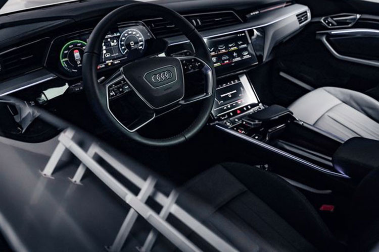 Thiết kế không gian nội thất rộng rãi, thoái mát nhấn mạnh vào hiệu suất, sự tinh giản và thông minh. Đường vòm rộng khởi đầu từ tùy chọn tích hợp màn hình camera gương, kéo dài hết bảng điều khiển tới viền cửa được làm sắc nét đưa không gian nội thất số hóa trong xe lên một tầm cao mới.