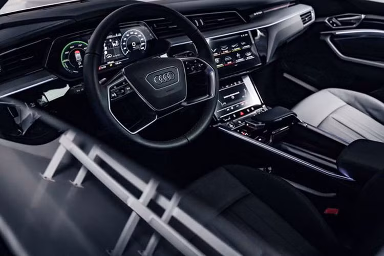 Thiết kế không gian nội thất rộng rãi, thoái mát nhấn mạnh vào hiệu suất, sự tinh giản và thông minh. Đường vòm rộng khởi đầu từ tùy chọn tích hợp màn hình camera gương, kéo dài hết bảng điều khiển tới viền cửa được làm sắc nét đưa không gian nội thất số hóa trong xe lên một tầm cao mới.