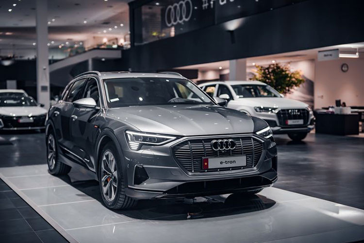 Mẫu xe SUV điện Audi e-tron 2022 phản chiếu đúng triết lý thiết kế của Audi nhưng được chuyển sang kỷ nguyên điện bằng những chi tiết mới được định nghĩa theo phong cách. Điển hình thiết kế trên những mẫu SUV của thương hiệu xe sang 4 vòng tròn.