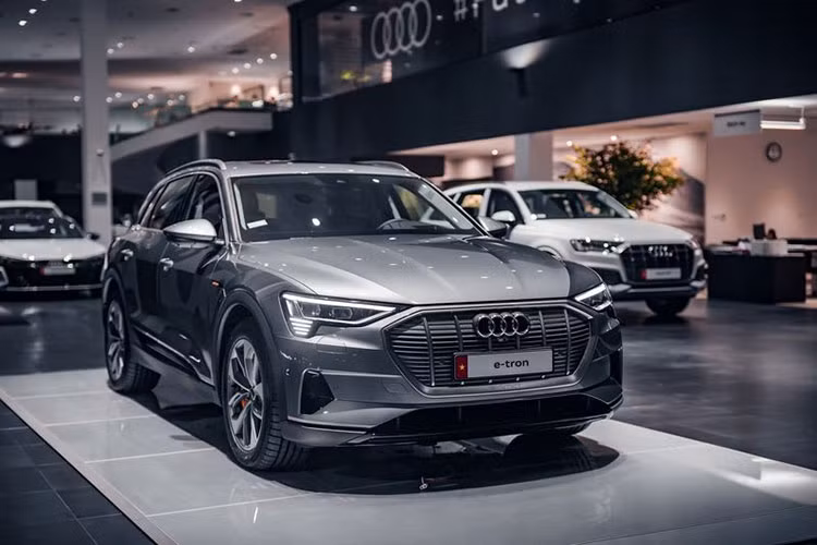 Mẫu xe SUV điện Audi e-tron 2022 phản chiếu đúng triết lý thiết kế của Audi nhưng được chuyển sang kỷ nguyên điện bằng những chi tiết mới được định nghĩa theo phong cách. Điển hình thiết kế trên những mẫu SUV của thương hiệu xe sang 4 vòng tròn.