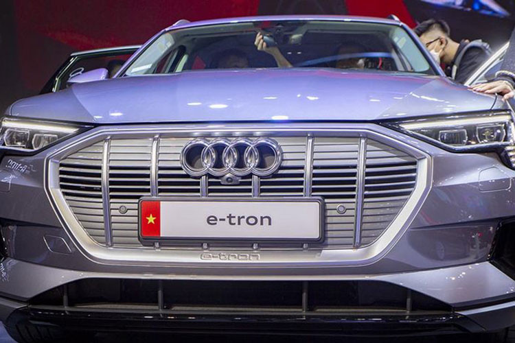 Audi e-tron sở hữu lưới tản nhiệt khung đơn hình bát giác với các thanh dọc. Toàn bộ lưới tản nhiệt có màu xám bạch kim – nhận diện cho mẫu xe chạy hoàn toàn bằng điện. Ở cạnh dưới của đèn pha LED ma trận, 4 thanh ngang trong hệ thống đèn chiếu sáng ban ngày tạo nên nhận diện đặc trưng cho e-tron. Lần đầu tiên các thanh ngang này được tích hợp trực tiếp vào đèn pha.