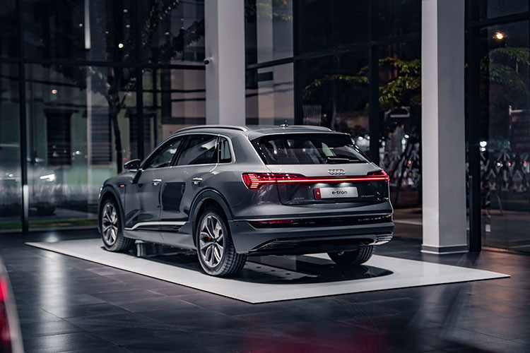 Chiếc xe cũng sạc rất nhanh. Với trạm sạc nhanh, chỉ trong 30 phút chiếc xe đã có thể đầy 80% pin. Audi cũng giới thiệu hệ thống dẫn động tất cả các bánh điện tử trên e-tron SUV. Hệ thống này có thể tối ưu hóa lực kéo của xe trên mọi điều kiện địa hình và có thể phân bổ mô men xoắn giữa các trục vô cùng nhanh chóng. Xe có đến 7 chế độ lái từ êm ái tới thể thao. Tùy thuộc vào đoạn đường và điều kiện địa hình mà hệ thống treo của xe sẽ thay đổi cho phù hợp.