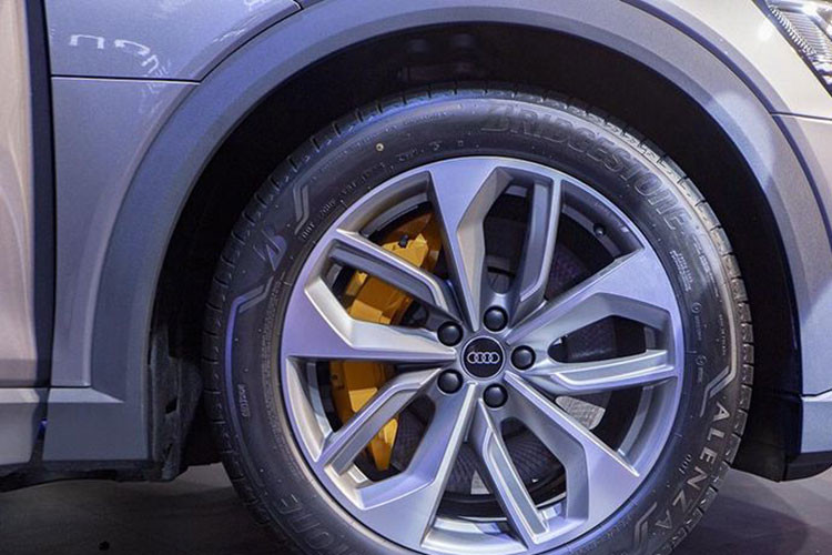 Vòm bánh xe nhấn mạnh vẻ ngoài cơ bắp. Phần đuôi xe, các thanh trên thanh khuếch tán rộng gợi sự chú ý với việc loại bỏ thiết kế ống xả. Khách hàng có sẵn 10 màu lựa chọn cho chiếc SUV điện, bao gồm cả màu xanh Antigua độc quyền. Logo e-tron trên nắp sạc nổi bật với tín hiệu điện áp cao màu cam.