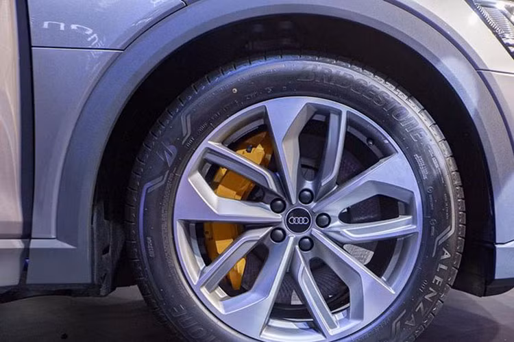 Vòm bánh xe nhấn mạnh vẻ ngoài cơ bắp. Phần đuôi xe, các thanh trên thanh khuếch tán rộng gợi sự chú ý với việc loại bỏ thiết kế ống xả. Khách hàng có sẵn 10 màu lựa chọn cho chiếc SUV điện, bao gồm cả màu xanh Antigua độc quyền. Logo e-tron trên nắp sạc nổi bật với tín hiệu điện áp cao màu cam.