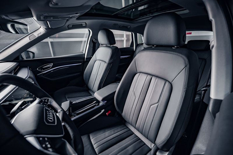 Với màn hình đồng hồ chính, người lái có thể chọn giữa 2 chế độ hiển thị với rõ ràng tất cả các thông tin dưới dạng đồ họa sắc nét, độ phân giải cao. Các tính năng tiện nghi kết hợp với vật liệu chất lượng cao và trình độ thủ công tinh xảo khiến cho chiếc xe điện trở thành một trải nghiệm cao cấp.