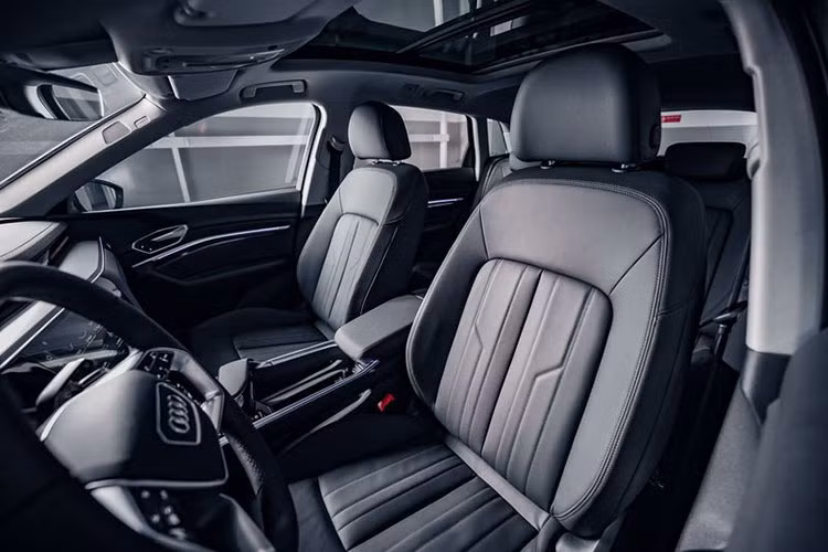 Với màn hình đồng hồ chính, người lái có thể chọn giữa 2 chế độ hiển thị với rõ ràng tất cả các thông tin dưới dạng đồ họa sắc nét, độ phân giải cao. Các tính năng tiện nghi kết hợp với vật liệu chất lượng cao và trình độ thủ công tinh xảo khiến cho chiếc xe điện trở thành một trải nghiệm cao cấp.