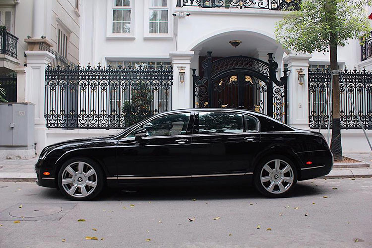 Được biết, khi mới nhập về thị trường Việt Nam, mẫu siêu xe hạng sang này có mức giá lên đến hơn 10 tỷ đồng. Tuy nhiên sau một khoảng thời gian, Continental Flying Spur xuất hiện khá nhiều tại các showroom với tình trạng "xe nhập cũ" đã qua sử dụng đi kèm một giá bán khá mềm.