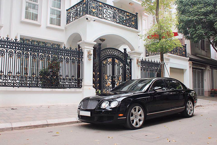 Ngoại thất chiếc xe siêu sang Bentley Continental Flying Spur cũ đang được chào tại Hà Nội này mang màu sơn đen bóng. Bộ áo này rất được nhà giàu Việt ưa chuộng trên các dòng xe siêu sang vì đơn giản vừa mang vẻ ngoại lịch lãm sang trọng nhưng cũng đầy bí ẩn