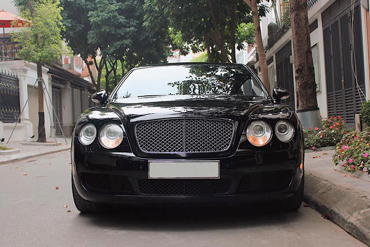 Ở phần đầu xe, Continental Flying Spur được hãng Bentley thiết kế nổi bật với lưới tản nhiệt lớn dạng tổ ong, đi kèm bộ đôi đèn pha bi-xenon tích hợp chế độ tự động rửa đèn. Logo chữ "B" đặc trưng của hãng gắn chính giữa trên nắp ca-pô của xe mang đầy vẻ sang trọng và quyền lực.