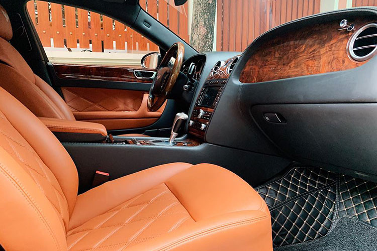 Trên bảng táp lô là màn hình cảm ứng 8 inch cùng hệ thống âm thanh cao cấp với ổ CD/DVD 6 ổ đĩa dành cho Bentley, camera lùi, rèm che nắng chỉnh điện... Hàng ghế sau của xe được thiết kế với khoảng không gian rộng, khoảng cách giữa hàng ghế sau tới ghế trước rộng mang đến cảm giác thoải mái cho hành khách khi đi xa. 