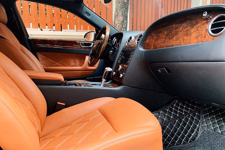 Trên bảng táp lô là màn hình cảm ứng 8 inch cùng hệ thống âm thanh cao cấp với ổ CD/DVD 6 ổ đĩa dành cho Bentley, camera lùi, rèm che nắng chỉnh điện... Hàng ghế sau của xe được thiết kế với khoảng không gian rộng, khoảng cách giữa hàng ghế sau tới ghế trước rộng mang đến cảm giác thoải mái cho hành khách khi đi xa. 