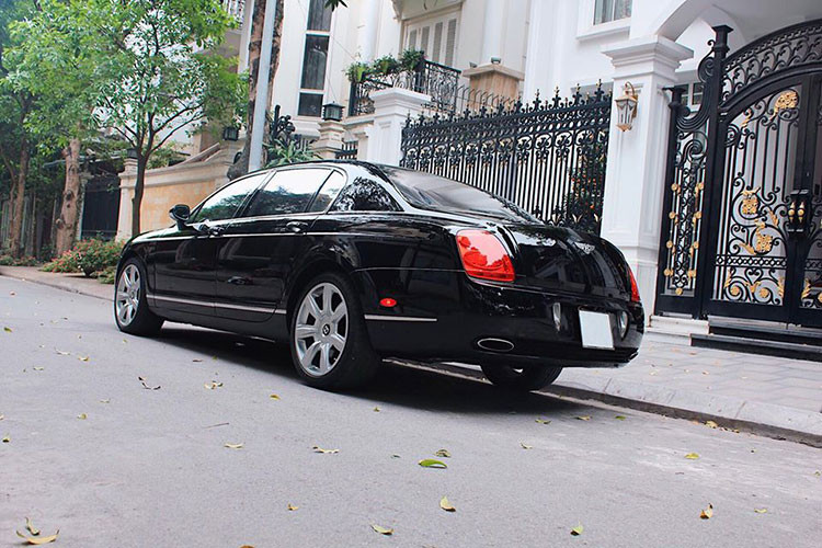 &#x8;Đuôi xe nổi bật với cụm đèn dạng LED đi kèm đèn phanh phụ thứ 3 trải dài hết mép kính sau. Cặp ống-xả nằm sâu ở dưới cản sau của xe đường viền được mạ crôm sáng, đi kèm là logo đặc trung của hãng gắn trên nắp ca-pô tương tự như phía trước của xe, mâm 7 chấu đơn sơn màu bạc.