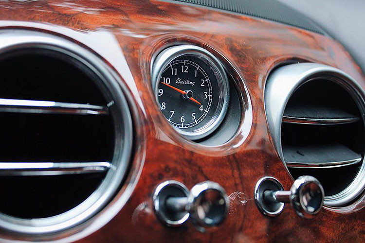 Chưa hết, bên trong khoang lái của chiếc xe siêu sang Bentley Continental Flying Spur đang rao bán còn có nhiều chi tiết bằng nhôm, kim loại sáng bóng và cả logo chữ B màu trắng thêu cách điệu trên tựa đầu ghế ngồi cũng tạo nên điểm nhấn bắt mắt.