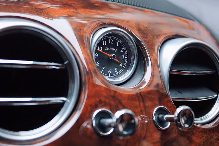 Chưa hết, bên trong khoang lái của chiếc xe siêu sang Bentley Continental Flying Spur đang rao bán còn có nhiều chi tiết bằng nhôm, kim loại sáng bóng và cả logo chữ B màu trắng thêu cách điệu trên tựa đầu ghế ngồi cũng tạo nên điểm nhấn bắt mắt.